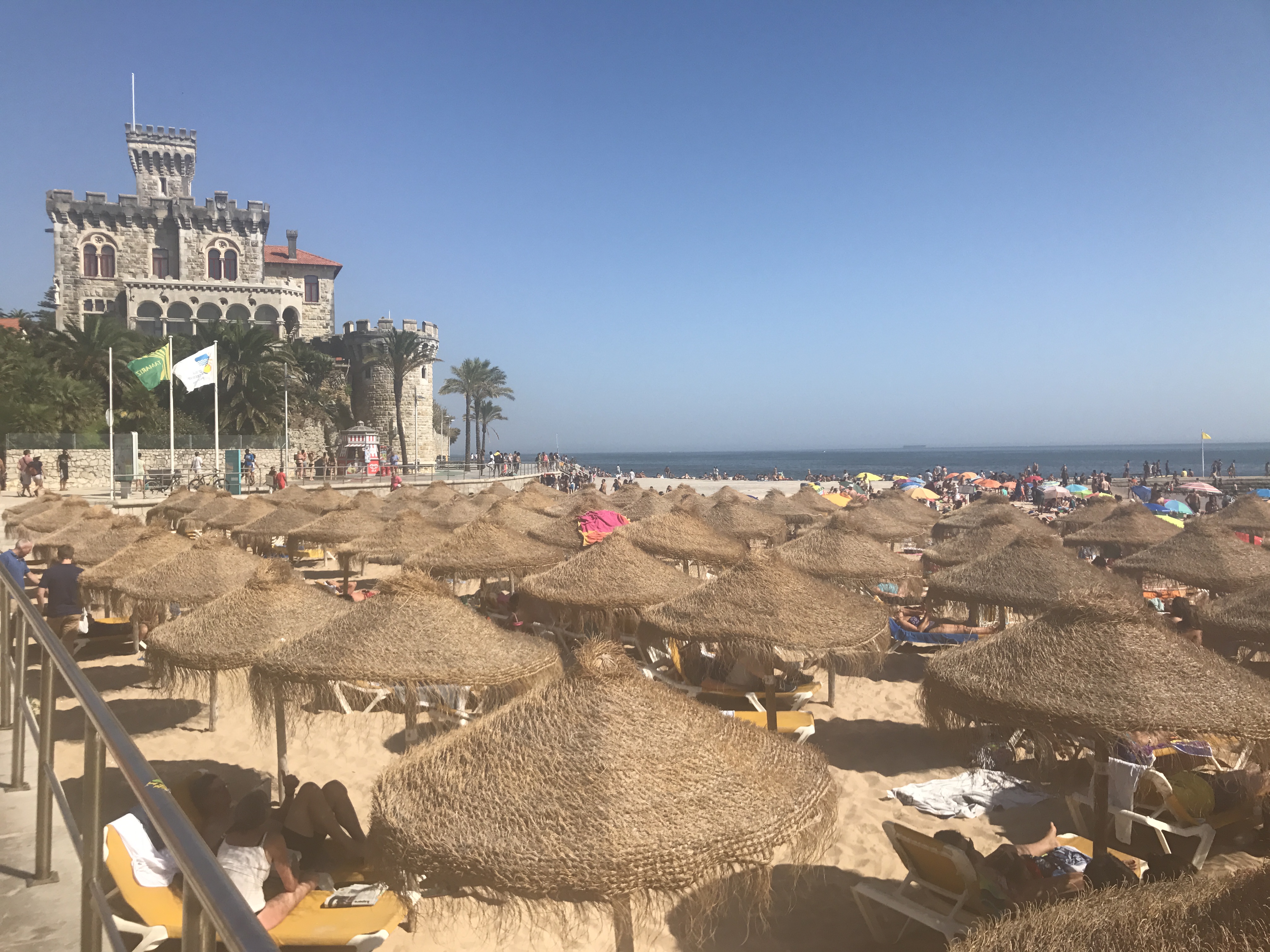 Strand Estoril (Sonnenschirme und Liegen zum mieten auf der linken Seite)