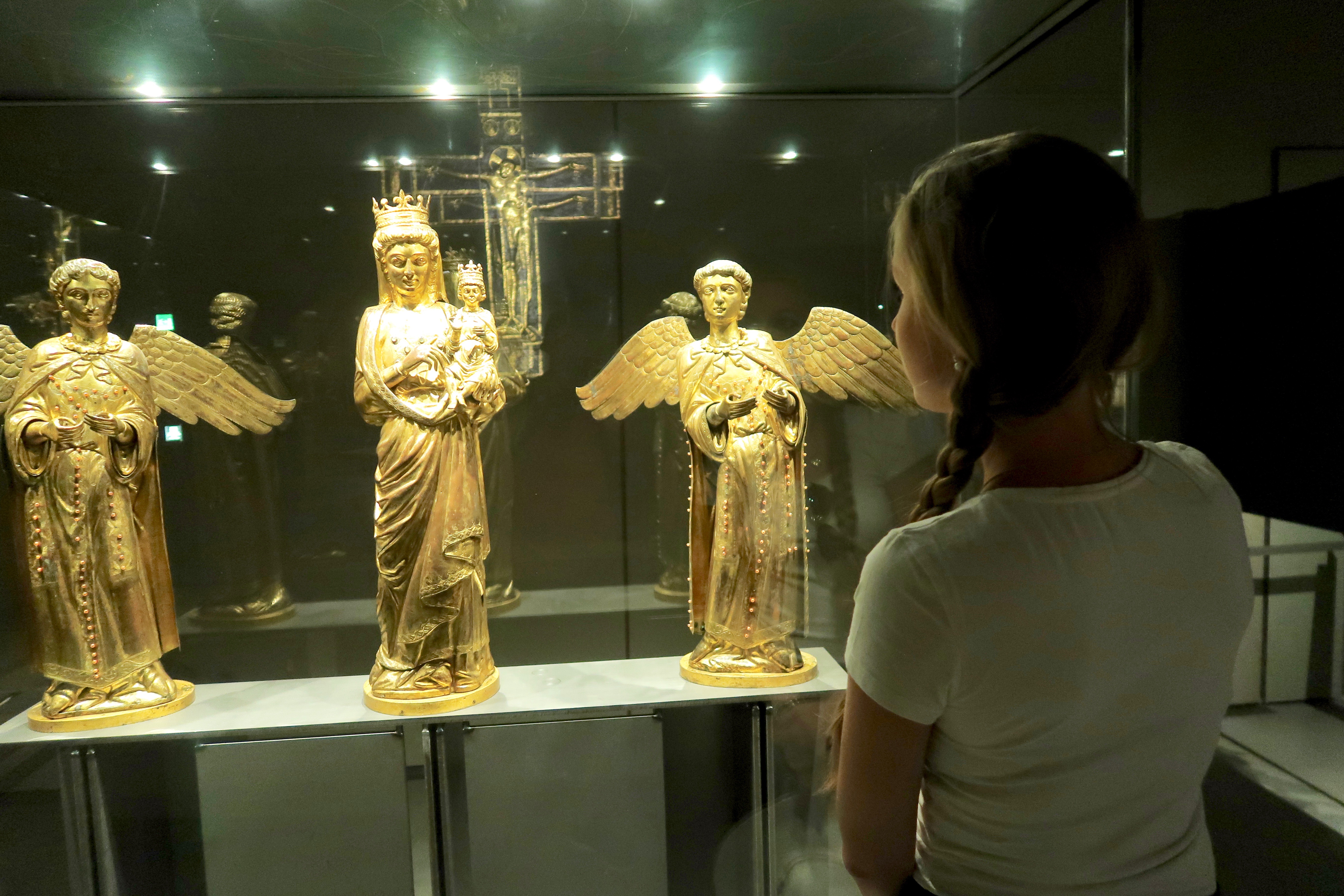 Mailand: im Dommuseum: 2 Engel und die Muttergottes Maria mit Jesus auf dem Arm