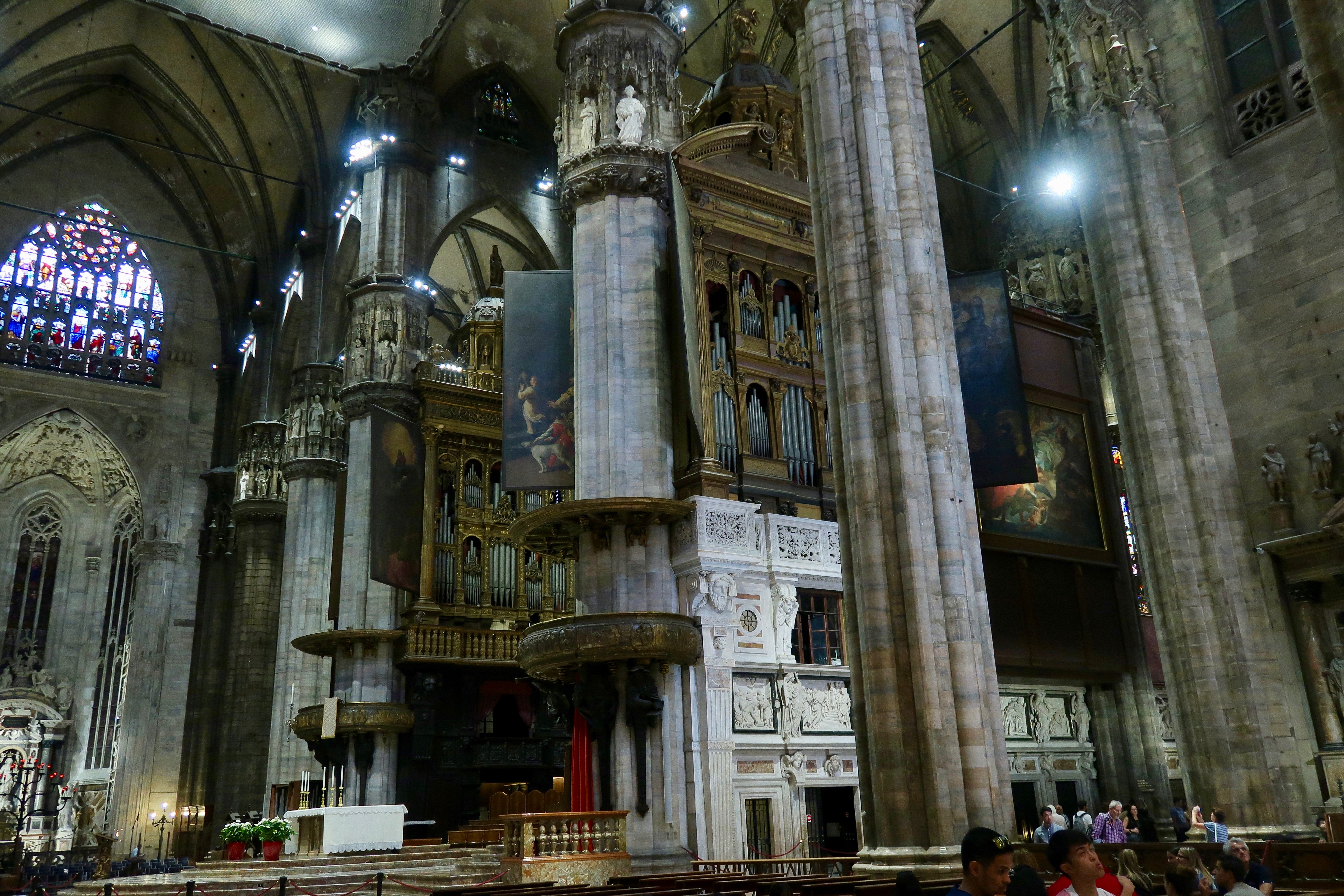 Mailand: das Dominnere mit der Orgel, die 15.350 Pfeifen hat