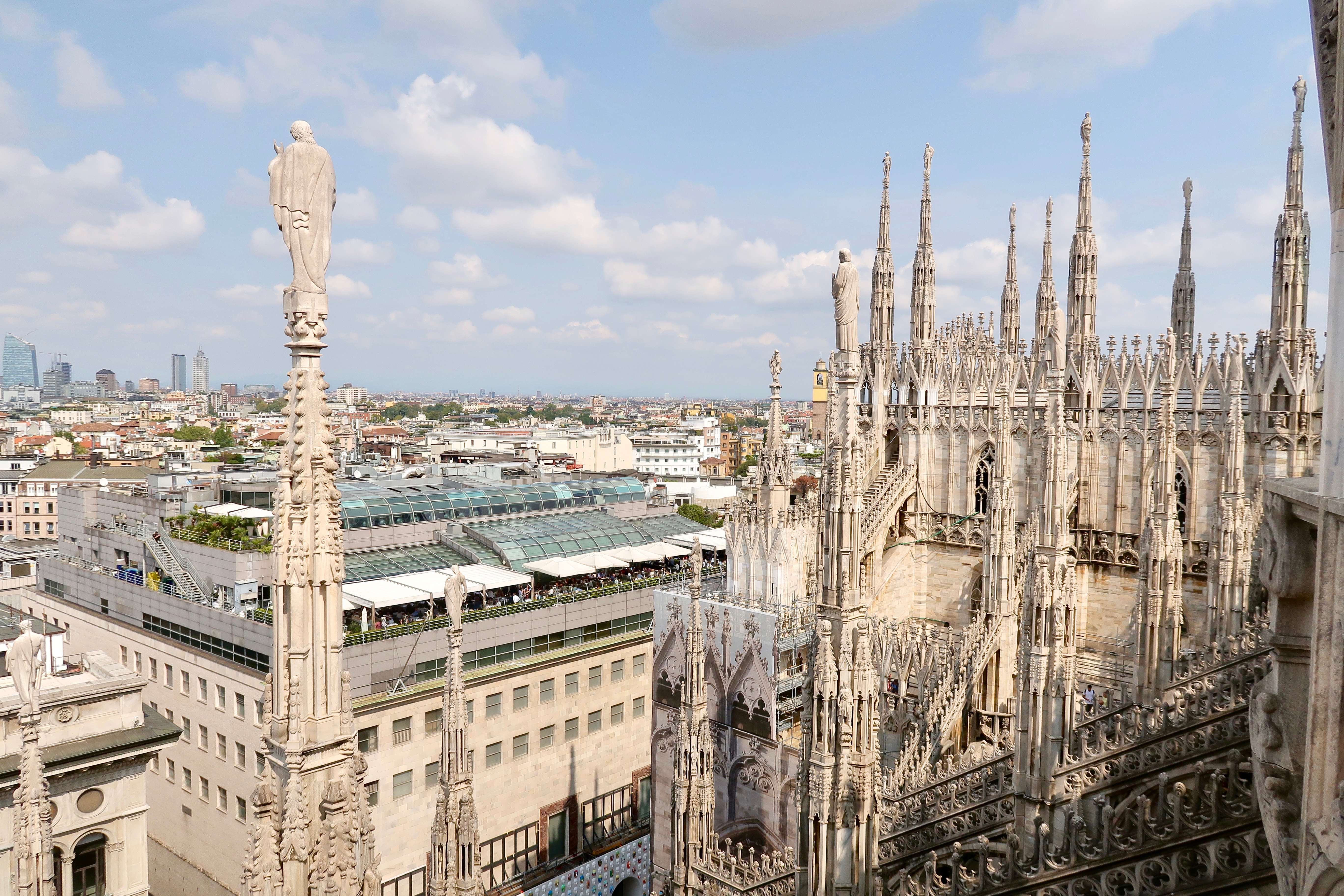 Mailand: vom Dach des Doms hat man eine wunderbare Aussicht, nicht nur auf den Dom selbst, sondern auch auf die Skyline von Mailand