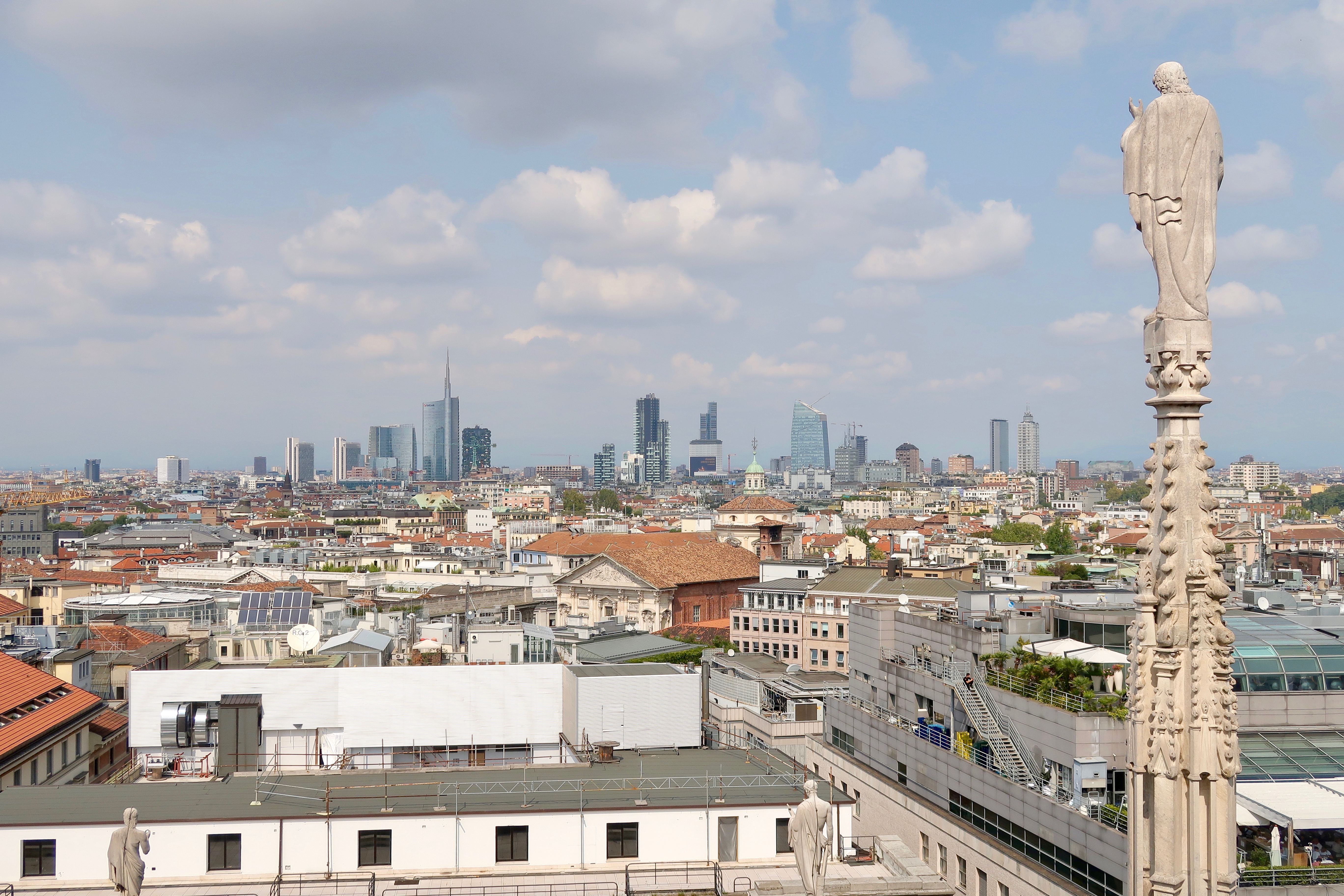 Mailand: vom Dach des Doms hat man eine wunderbare Aussicht auf die Skyline von Mailand