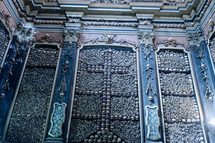 Mailand: Chiesa di San Bernardino alle Ossa / Knochenkirche (menschliche Schädel, Oberschenkelknochen und versilberte Herzen sind hier zu finden)