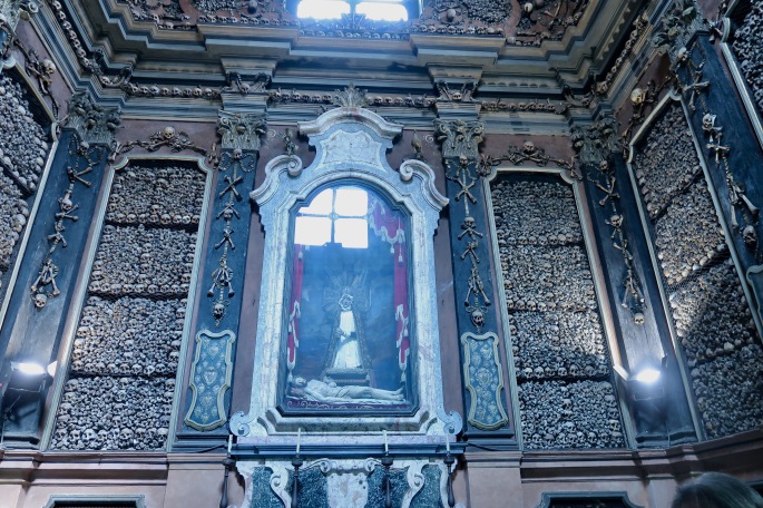Mailand: Chiesa di San Bernardino alle Ossa / Knochenkirche (neben dem Hochaltar sind versilberte Herzen, Oberschenkelknochen und Schädel zu finden, welche seit dem 13. Jahrhundert gesammelt worden sind)