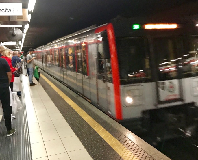 Mailand: Rote Linie M1 Bahngleis und Metro